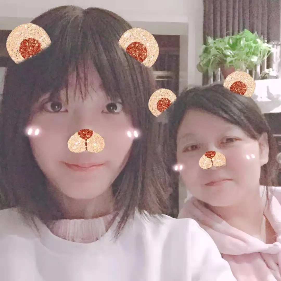 女大学生|江西：一女大学生晒自己和妈妈的对比照走红，生活照曝光，颜值不低