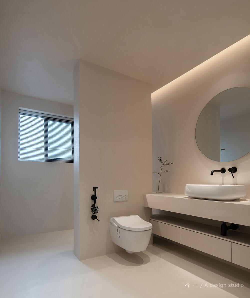 为追求极简，她舍弃门窗套，全屋色调高度统一，干净又大气