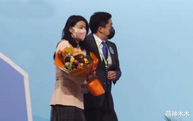 霍启刚|霍启刚就任仪式有气场，配饰显妻奴本色，被调侃口罩也是老婆给的