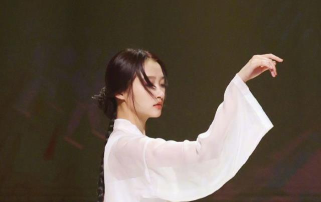 关晓彤|叫亚轩太亲密,叫弟弟不合适,听到关晓彤的称呼,太会哄鹿晗开心