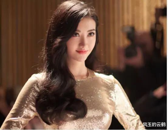 景甜|景甜分手后大转型！穿“无痕裙”惹热议，普通人谁敢尝试？