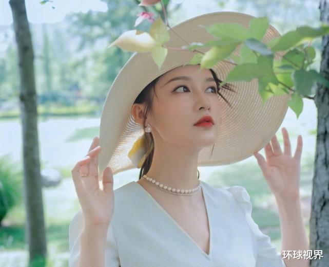李沁|李沁为玩游戏方便,特意选择紧身裤,和黄明昊同框腿型对比引争议