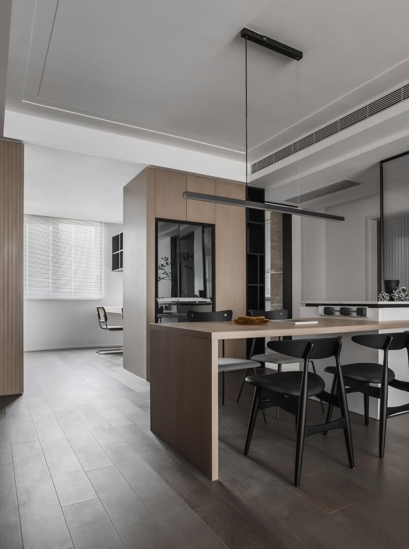 精装房就该有精装的样子，她坚持对空间重组，完工后高级多了