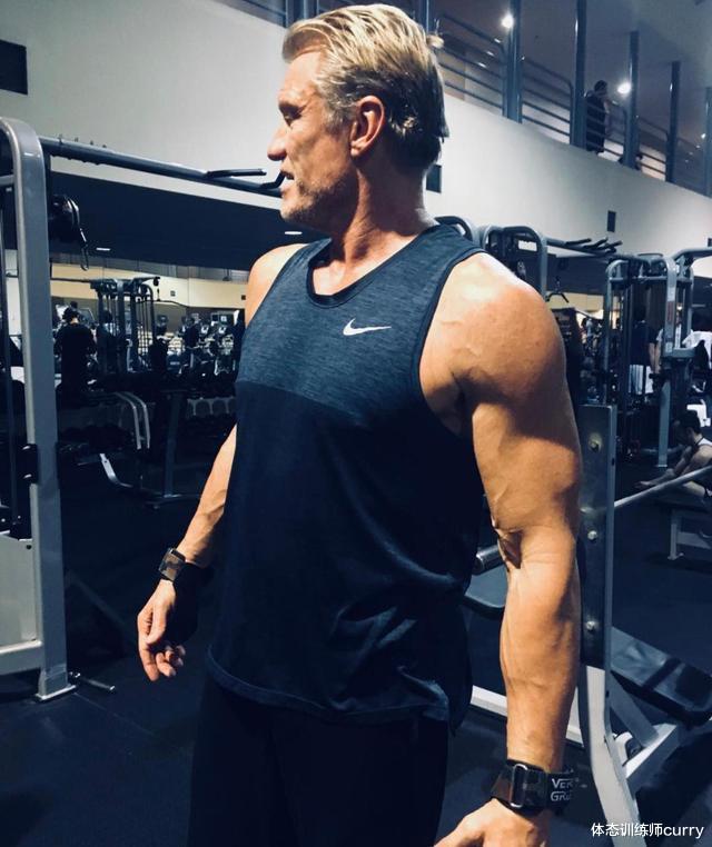 爷孙恋|硬汉杜夫朗格，63岁娶25岁娇妻上演爷孙恋，男人越老越要健身