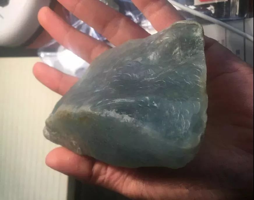 翡翠|随手花3万买的莫西沙料，一不小心擦出高冰玻璃种翡翠！
