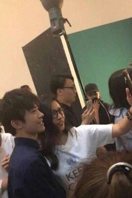 易烊千玺|易烊千玺私下不常见合影，估计你也想有这么一张与易烊千玺的合照！