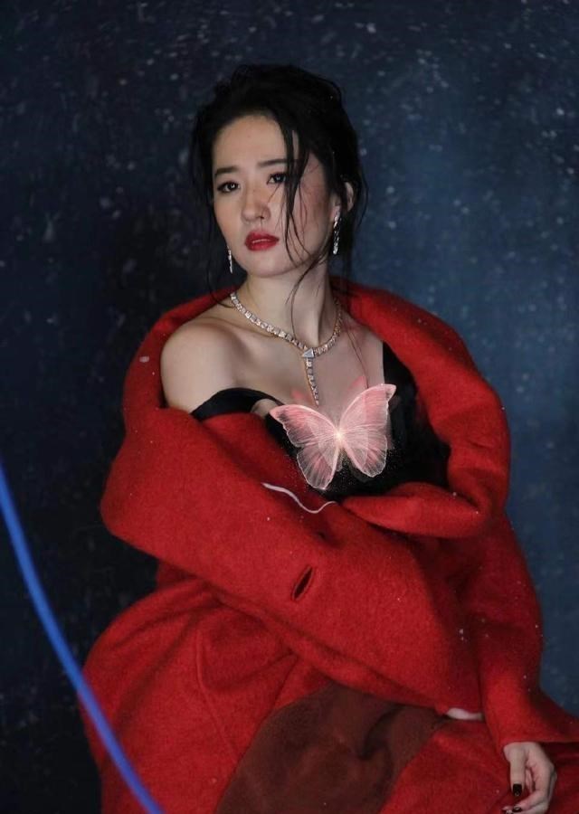 大衣 刘亦菲身披复古红大衣,戴闪耀珠宝有名媛范儿!红唇妆容很美