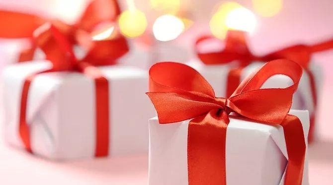 |何炅被推上风口浪尖却无人说话，究竟是怎么了？