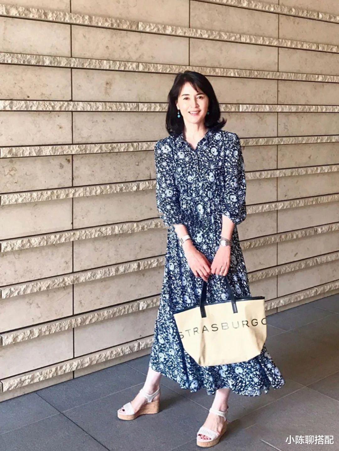 小陈聊搭配|建议中年女性，别穿大红大紫，瞧日本主妇这样穿，优雅气质