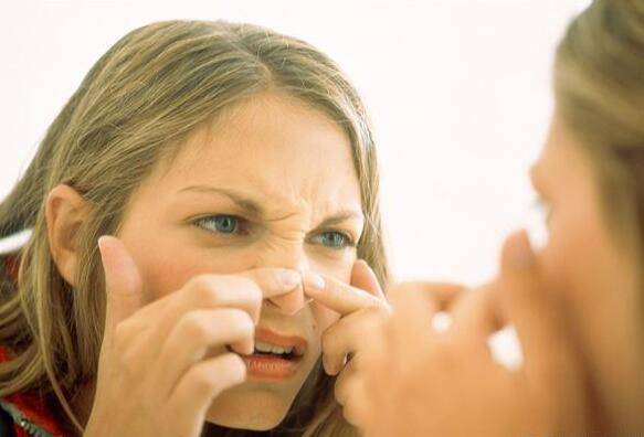 皮裙|蜂窝鼻有救了！别再用黑头贴，国产新出“黑科技”，边看边吸全干净了