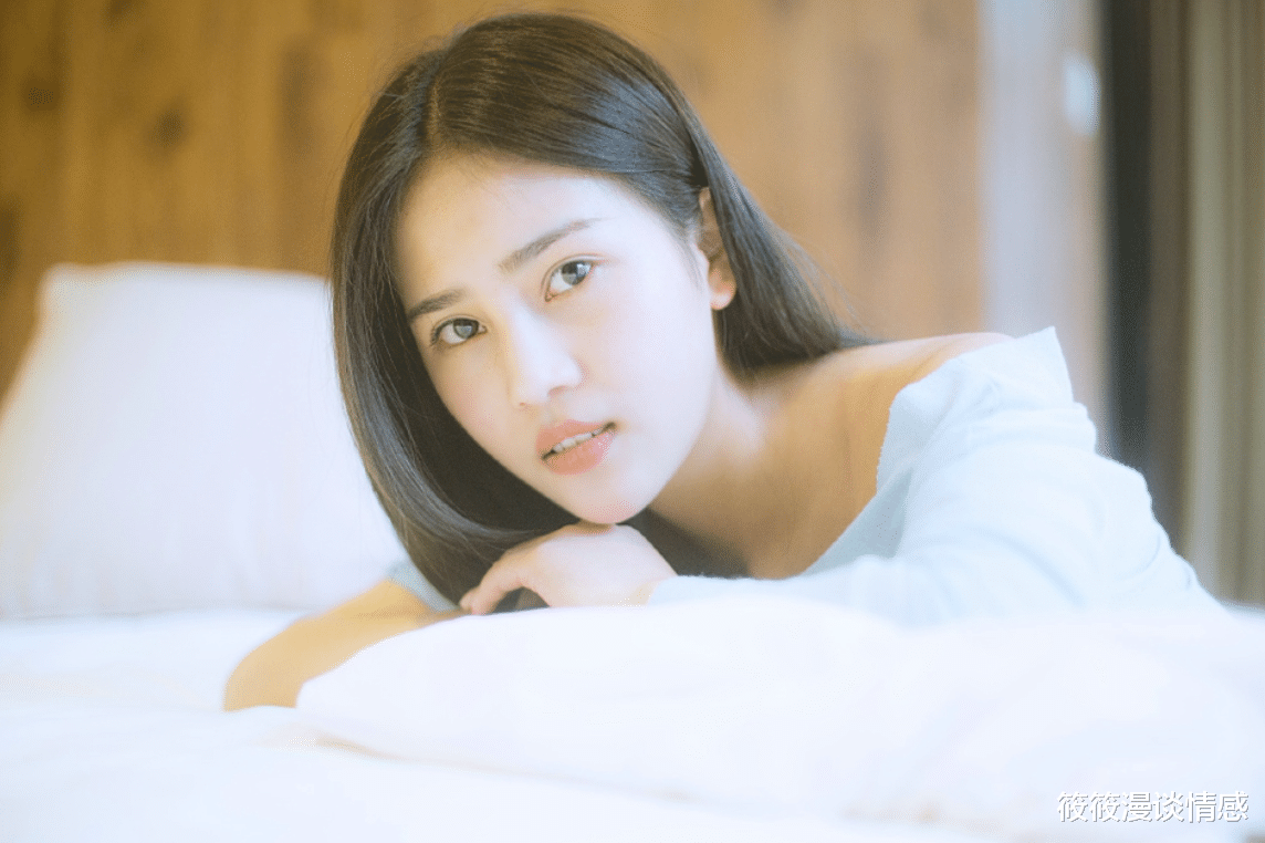 筱筱漫谈情感 20岁女大学生出轨40岁公司老板，结果：妻子大闹宿舍楼