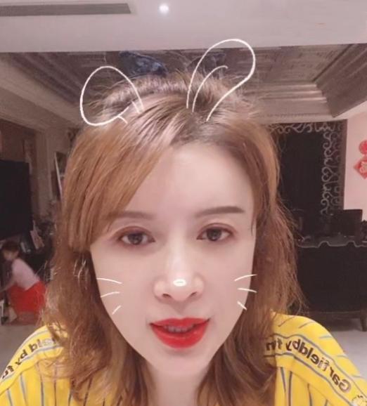 陈晓|46岁金巧巧晒“对口型”视频，因夸张表情被嘲，高素质回应获赞