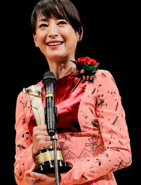 张哲瀚|11岁靠颜值出道，17岁被亲妈骗拍裸体写真，自杀未遂后逆风翻盘