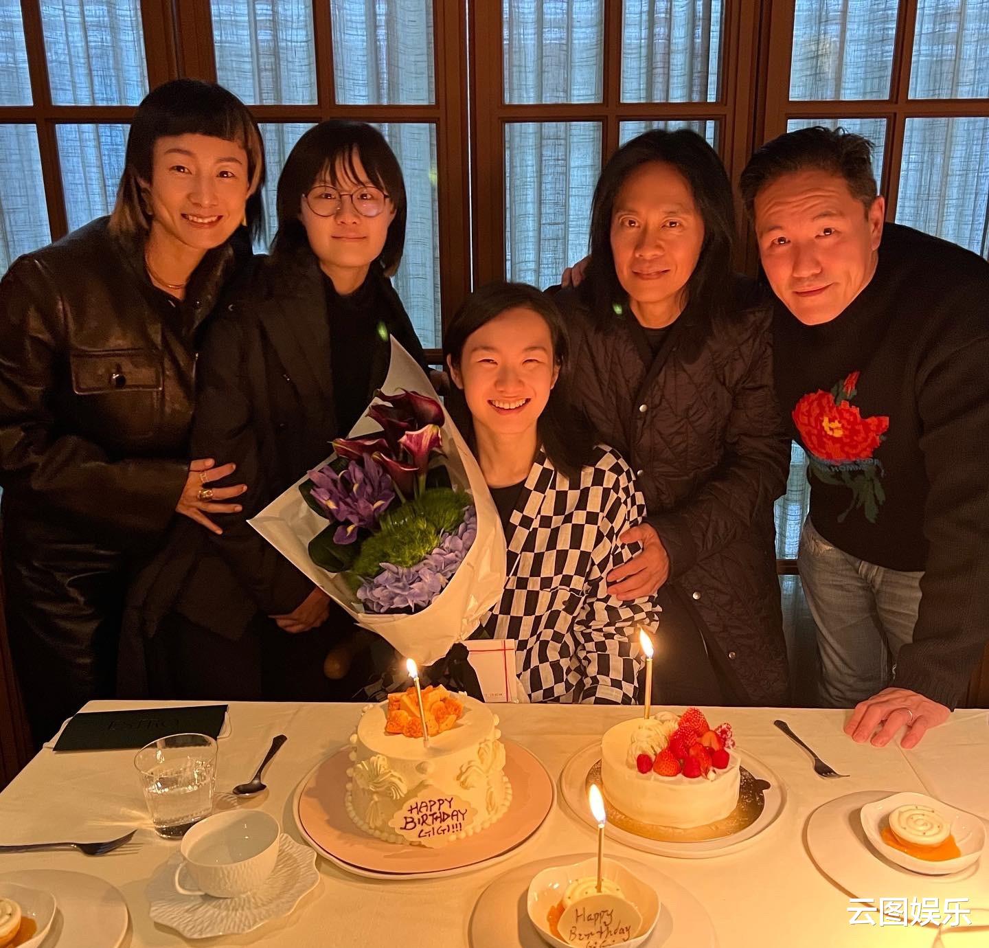 欧阳娜娜|草蜢组合蔡一智为继女庆生，紧搂对方表现亲密，没血缘却视如己出