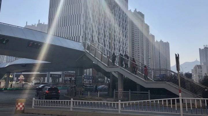 文化关注 烟台的过街天桥，究竟何时才能发挥你的作用？