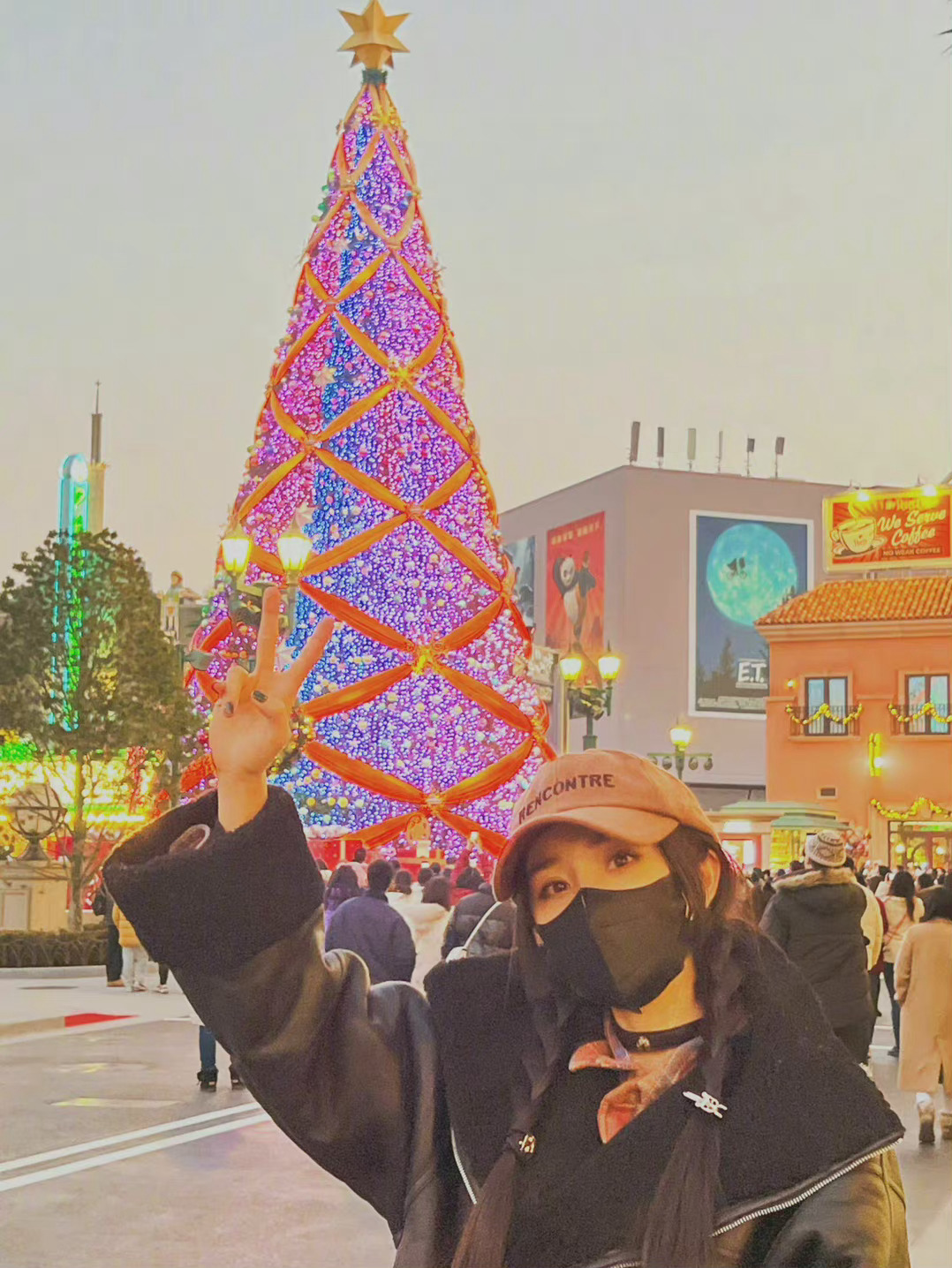 杨幂|杨幂圣诞夜分享动态，状态好似少女，两条粗辫子太让人羡慕了