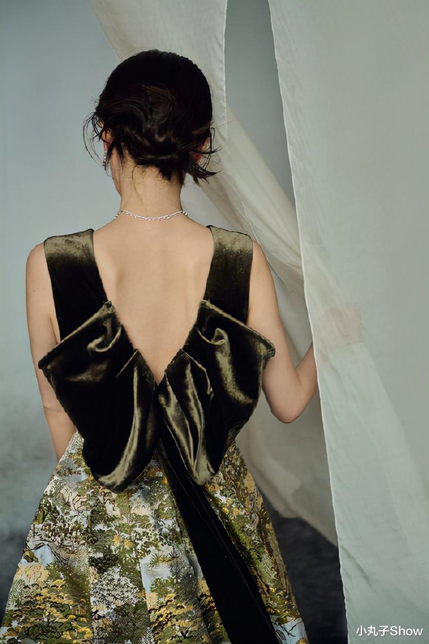 张小斐|越来越会打扮!张小斐穿着云锦级定制礼服拍写真,美得好似画中人