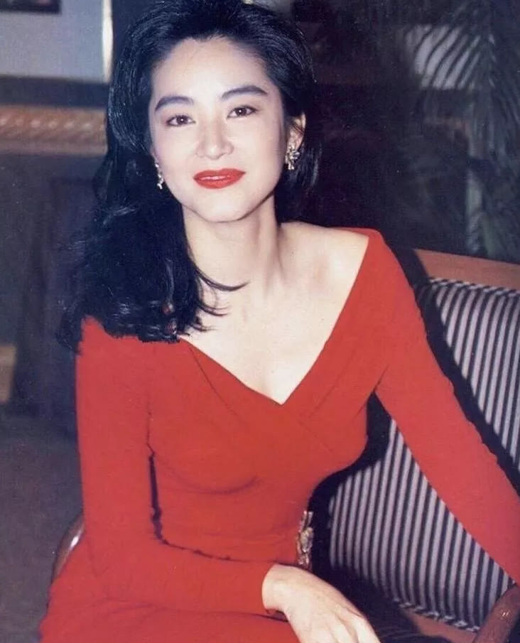 林青霞 岁月不败美人，林青霞剪短发穿红裙优雅从容，自然老去的样子真美