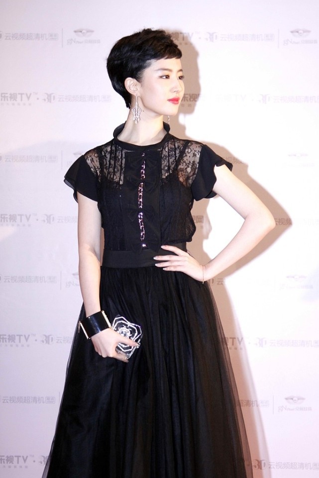 |刘亦菲短发也清纯，穿黑色蕾丝裙走暗黑风，看着还挺不同的