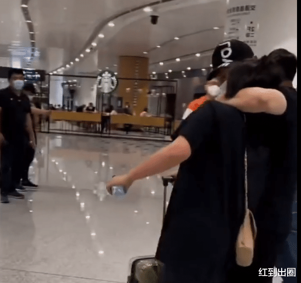 阿哲|?岳云鹏深夜到机场接媳妇，刚见面就搂肩索吻，被郑敏“嫌弃”一把推开