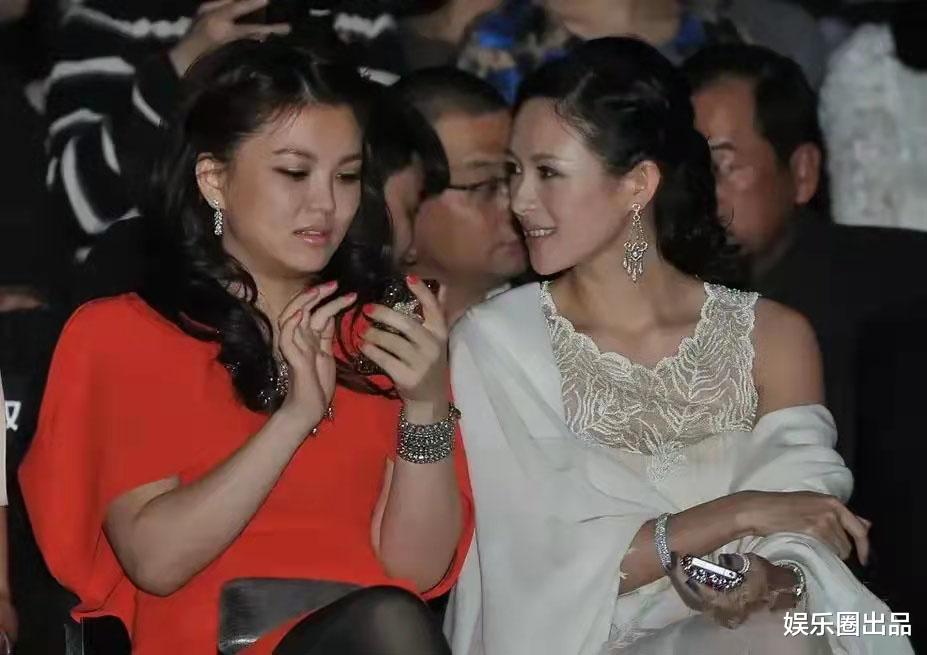 李嘉欣|李湘和章子怡合影引起热议，气质差距太大，被指“像阔太和丫鬟”