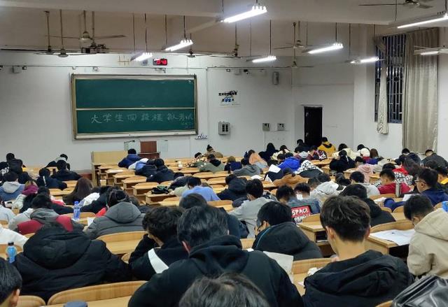 大学生|高校不允许大一新生报英语四级？就算被“区别对待”，也表示理解