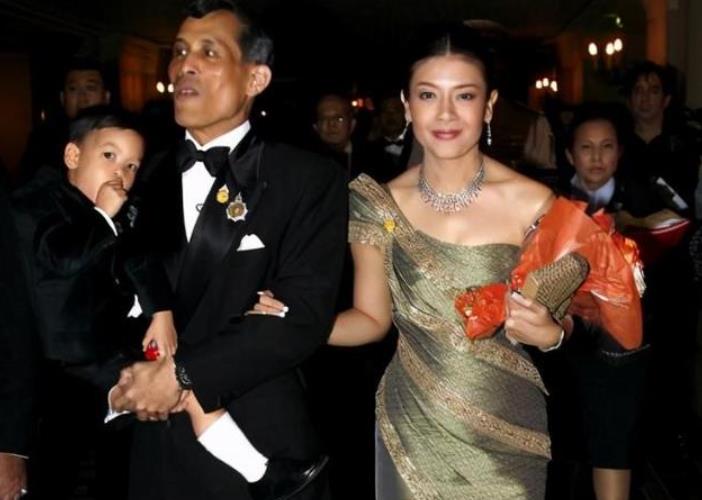 西拉米|西拉米亮相大女主海报，面容红润风姿卓越，泰王强势帮衬前王储妃