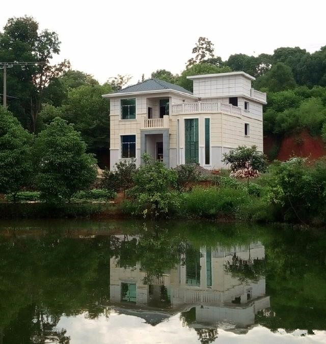 30万的农村自建别墅,山清水秀太赞了,城里人看了都得羡慕!