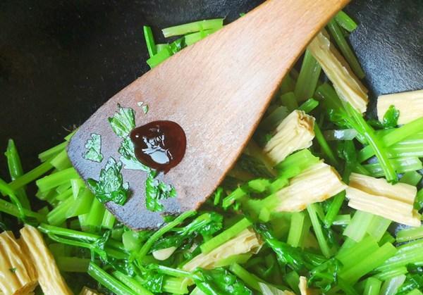西芹|脂肪害怕遇见“它”,切一切,炒一炒,轻松刮油,比肉都香