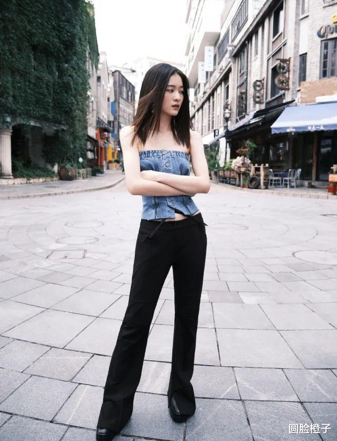 张雪迎|张雪迎街头写真太美了！牛仔抹胸上衣配拖地裤，颇有港星的风范