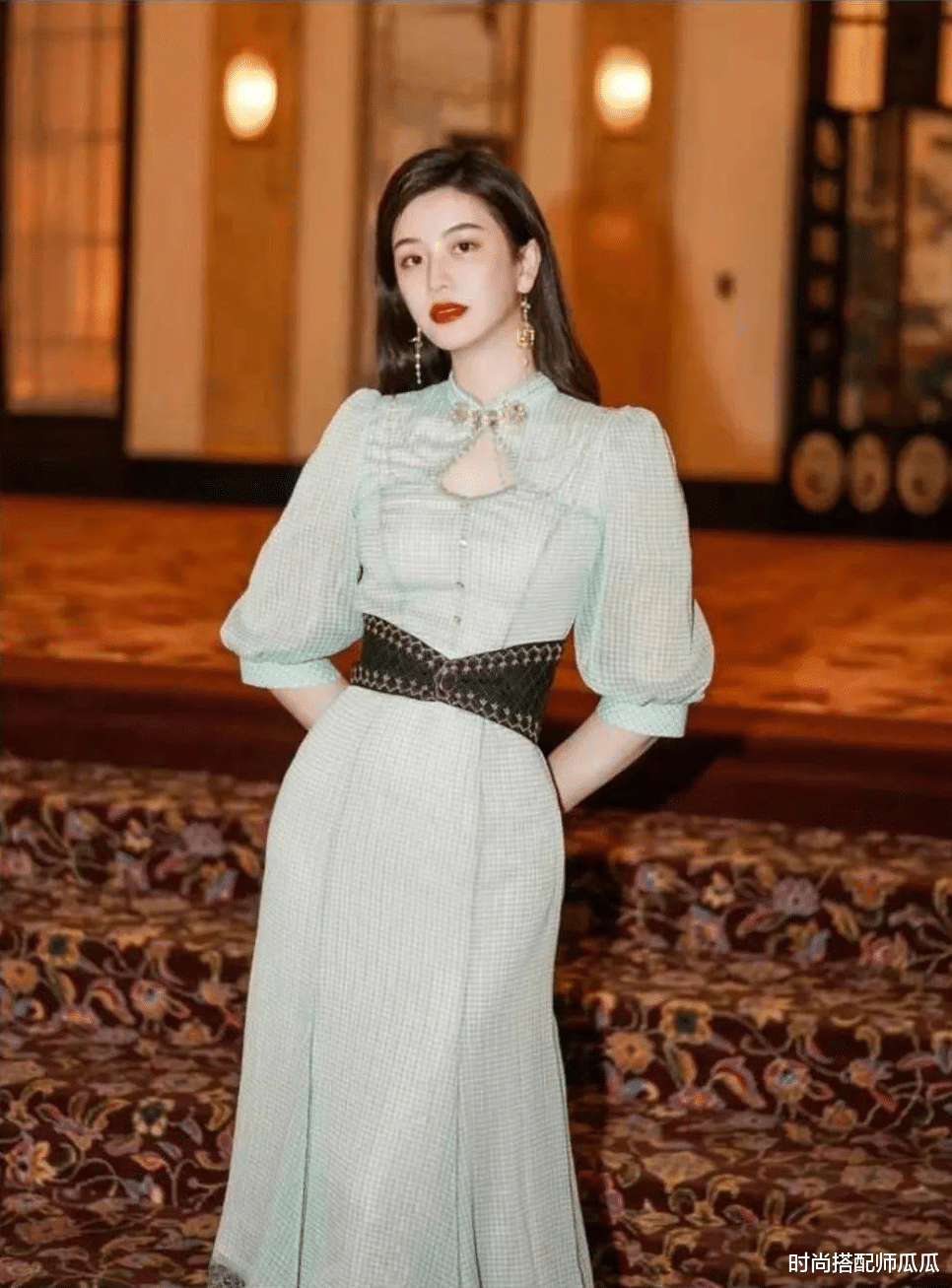 时尚搭配师瓜瓜|扔掉你的碎花裙吧！今年夏天这条“茶歇裙”火了，洋气又显瘦