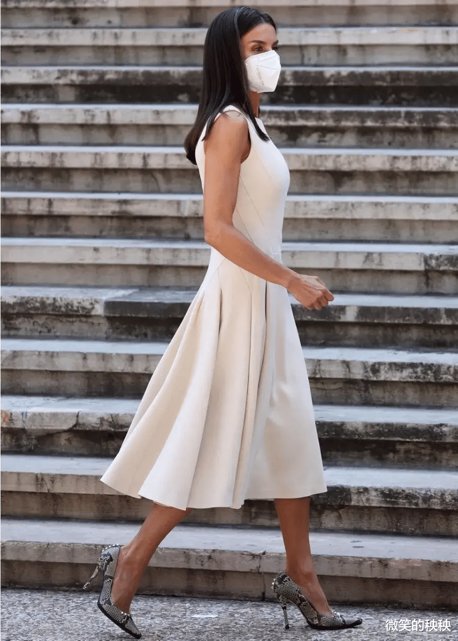 微笑的秧秧|凯特王妃低调乖巧，卡米拉高调“恩爱秀”，小白裙的魅力无人可挡