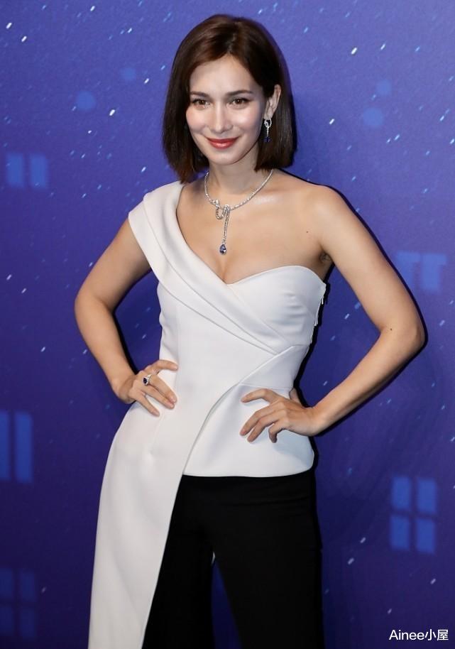 礼服 韩庚妻子剪短发成熟不少，穿单肩礼服显出混血气质，优雅又大方