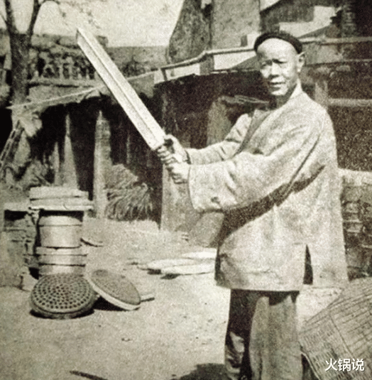 刽子手|最后一位刽子手：不听师傅劝告，砍了300人头，最后师傅预言应验