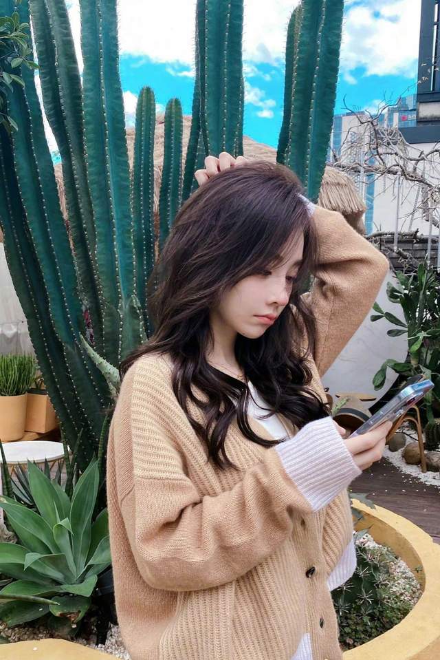 冯提莫|冯提莫新歌发布，晒美照蚂蚁腰惊呆网友，小身板蕴含大能量