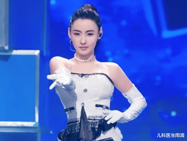 张柏芝|张柏芝与大儿子游泳照曝光，惹网友吐槽，“儿大避母”该怎么避？