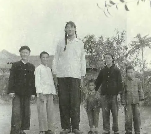  世界第一女巨人：14岁身高2米6，却在18岁猝死，为何至今没有下葬？