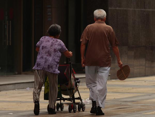 江苏常州，老人推婴儿车过马路，被奔驰车撞击死亡，婴儿抢救中