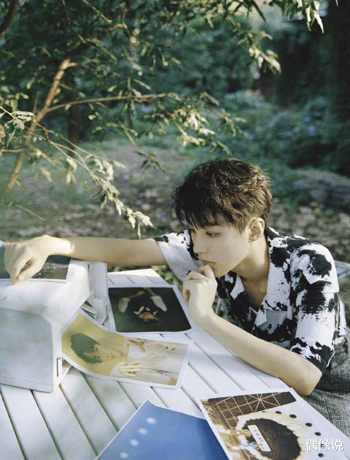 王俊凯|王俊凯电影院观影，期间摘掉口罩捂嘴笑，并夸葛优颜值高，嘴好甜