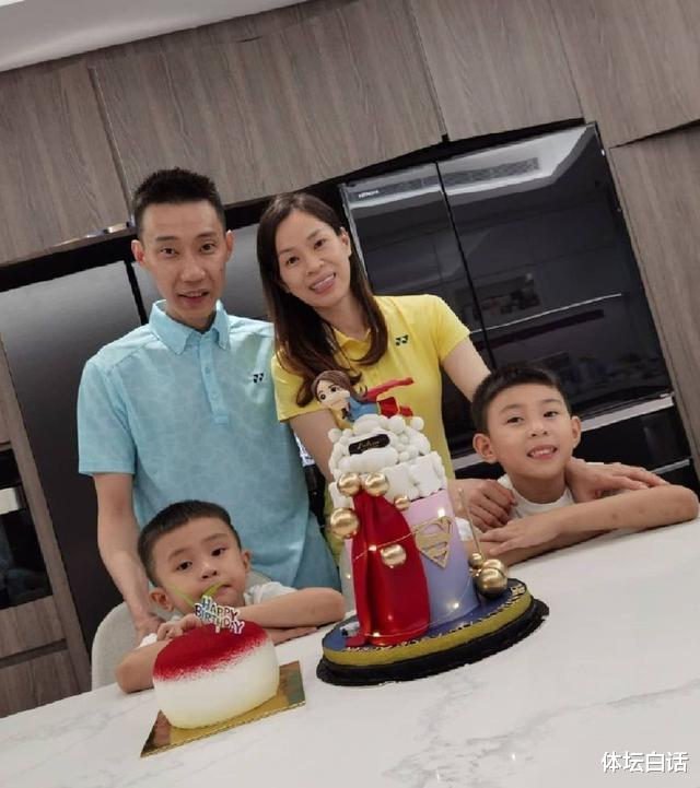 抗癌|李宗伟为38岁娇妻庆生,千万抗癌成功2年仍消瘦,全家住皇宫附近