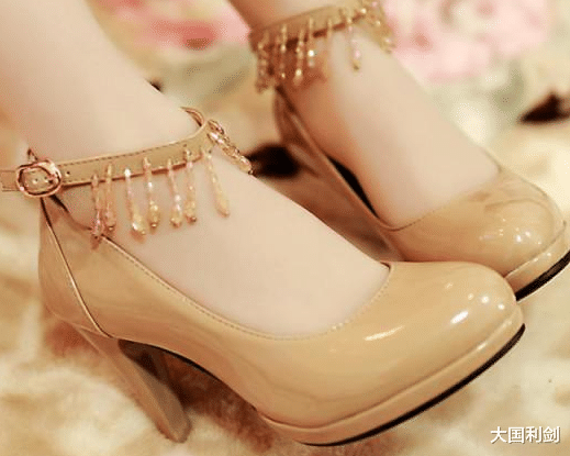 达芙妮 6000多家门店倒闭，市值蒸发98%，一代鞋王终究是撑不住了