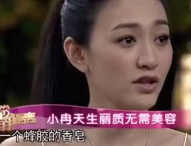 好物官|43岁李小冉拍照自带滤镜，皮肤细腻白嫩零毛孔，网友：真冻龄女神