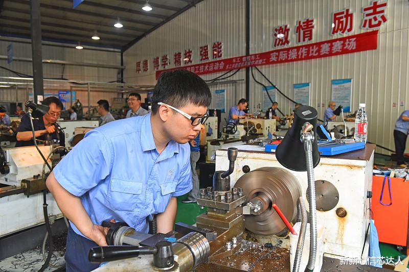 穿衣搭配|职业院校中“蓝领”不受青睐,追新兴职业成潮流