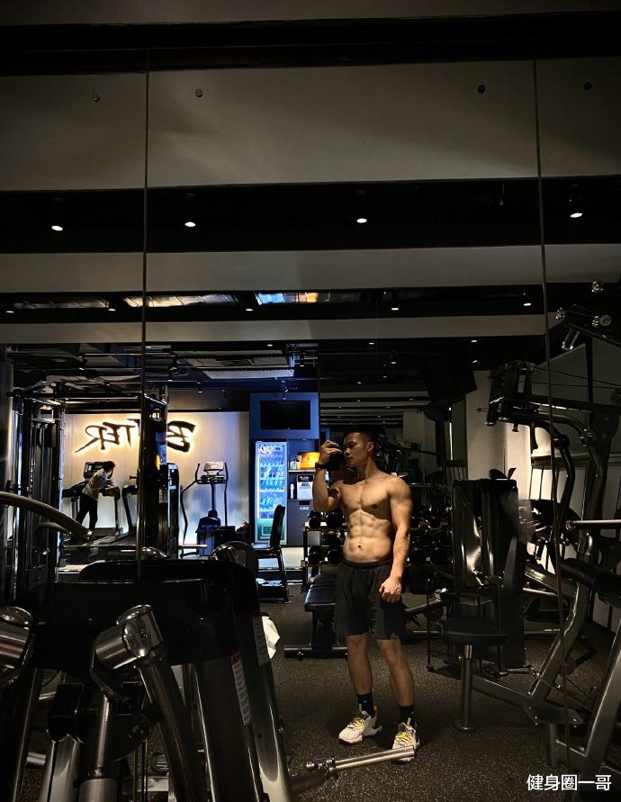 健身圈一哥 是篮球教练也是健身达人,撸铁锻造出霸气腹肌,麒麟臂健壮给力!