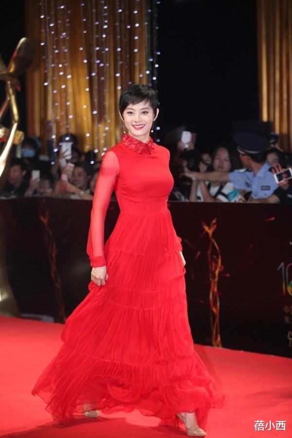 蓓小西|叶玉卿越老越惊艳,一袭红色紧身裙配长卷发,原装身材就是不一样