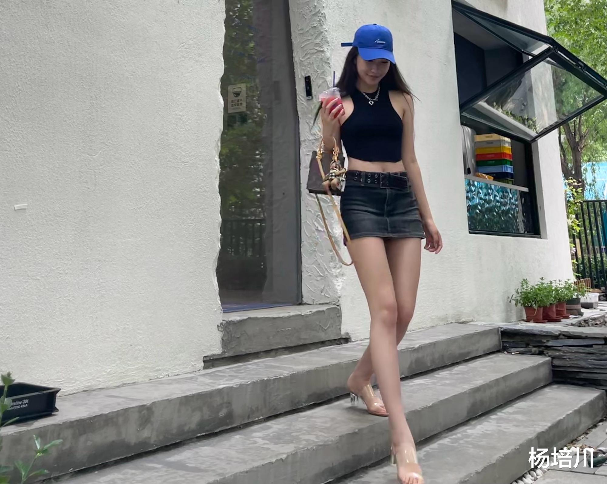 都美竹|都美竹一夜涨粉200万，1个月10万零花钱的痛，你不懂