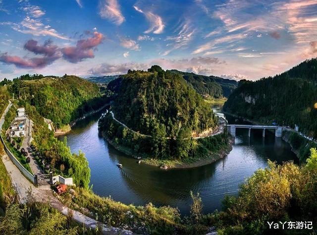 导游 重庆夏天避暑游玩的好去处！年平均气温只有18度，距市区180公里
