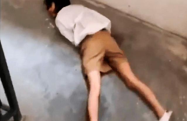 寂寞的烟历史谈 广西一年轻漂亮女子两腿张开，喝酒宿醉在楼道，画面看着让人心酸