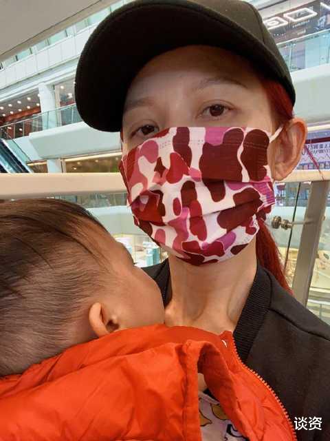 蔡少芬|蔡少芬带娃与好友聚会，暴瘦颈窝深凹太吓人，产后大伤元气难恢复