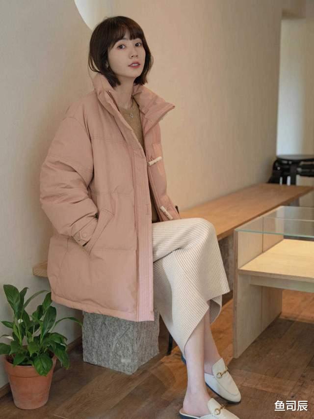 鱼司辰 羽绒服怎么穿才好看？搭配半身裙或牛仔裤减龄时髦，保暖又舒适